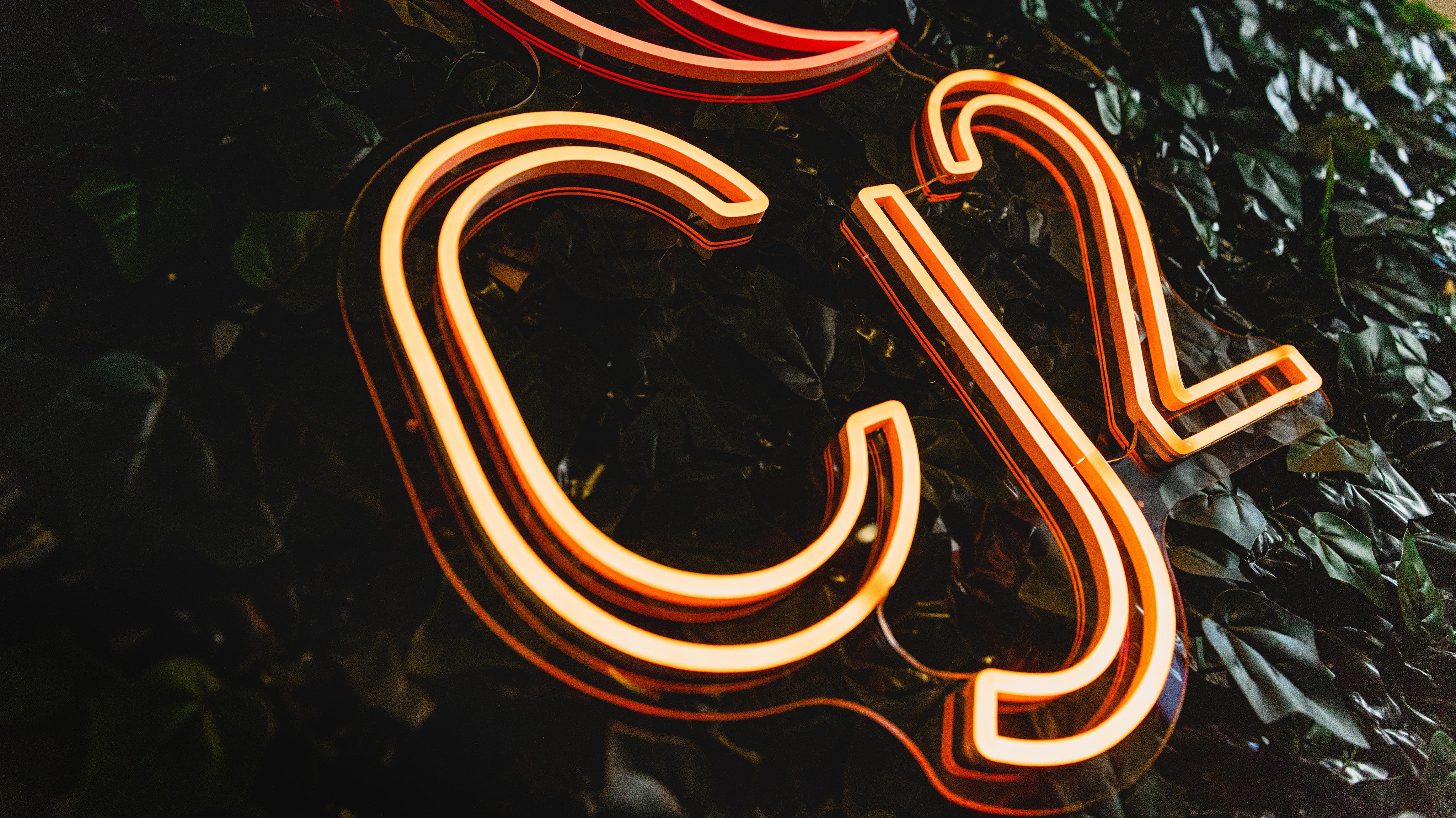 het logo van CJ2 zoals in ons kantoorpand aanwezig aan de muur