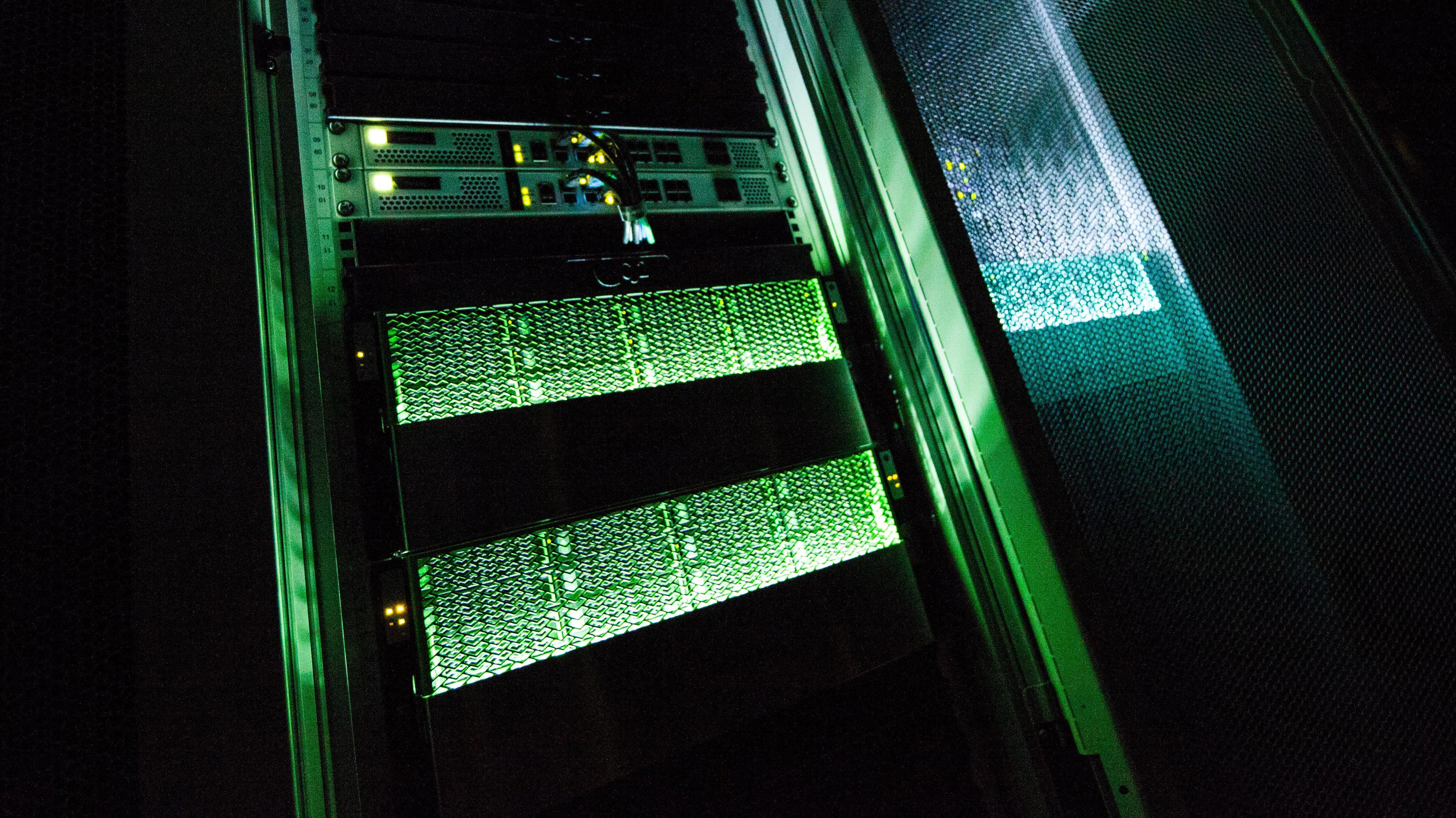 Donker rack met oplichtende servers