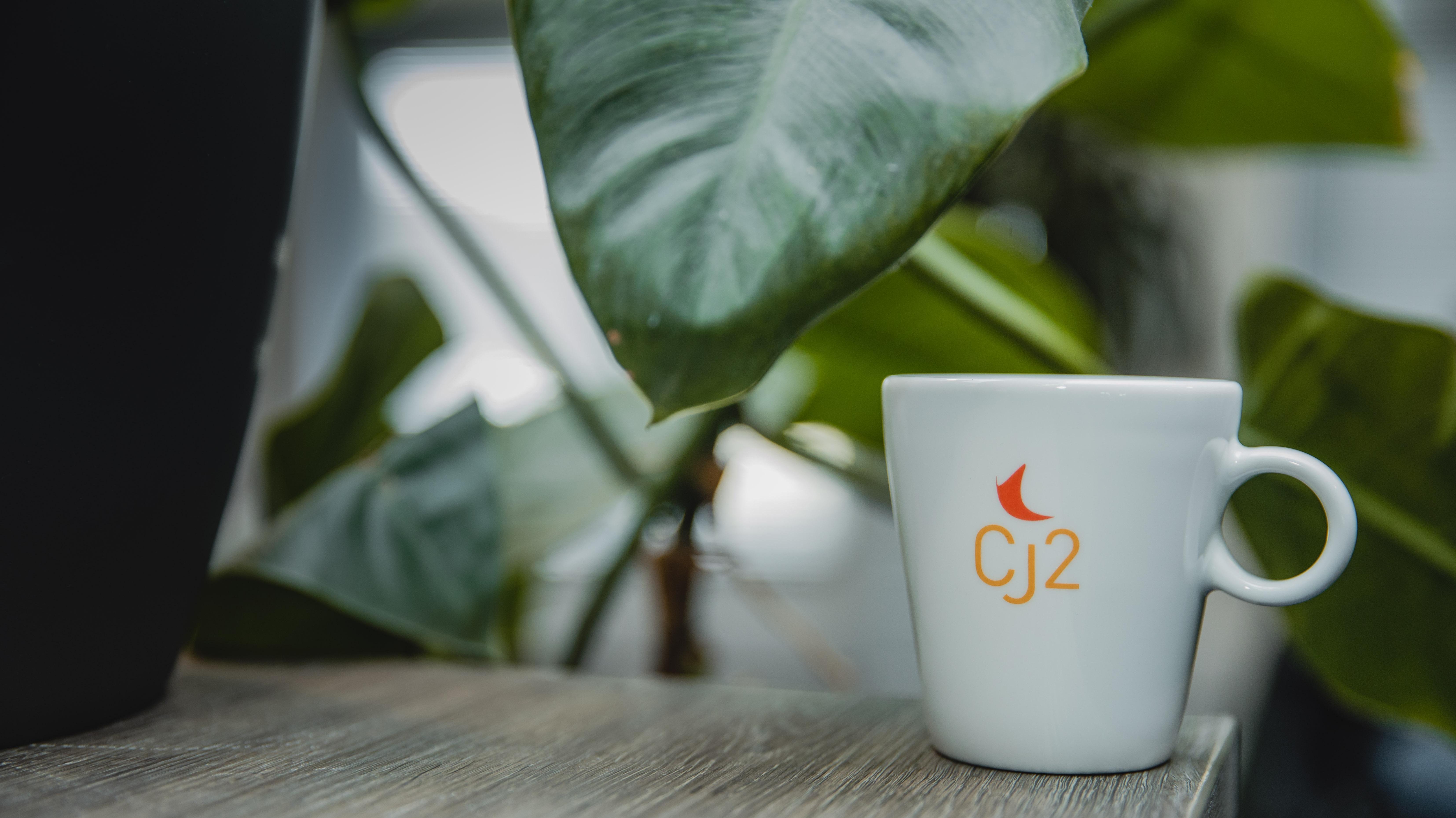 CJ2 koffiekopje op bureau