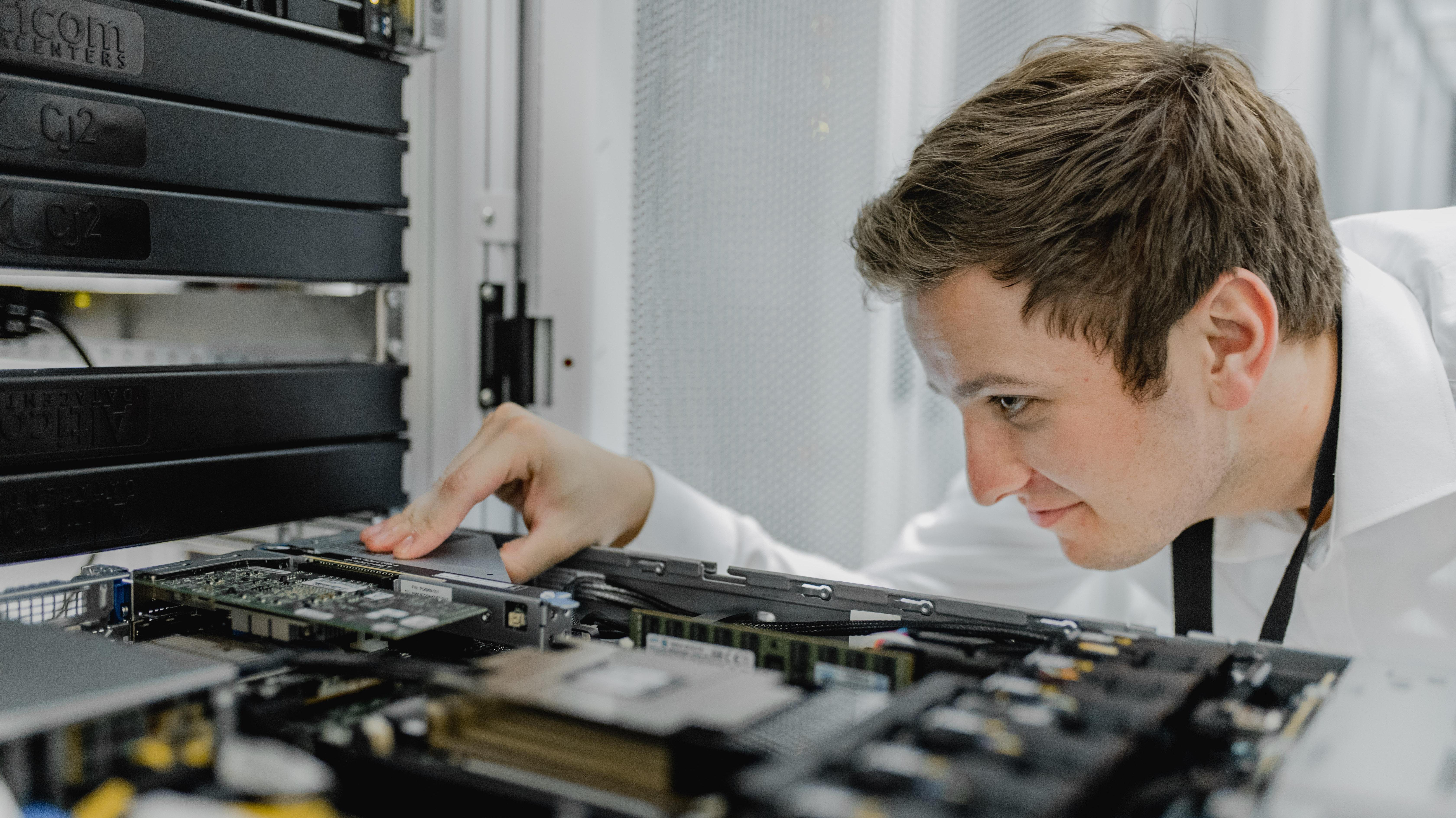 Ruben kijkt aandachtig naar de inhoud van een server. 