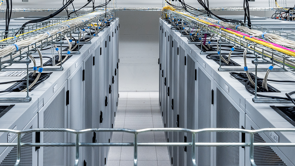 een foto van een datacenterzaal van boven
